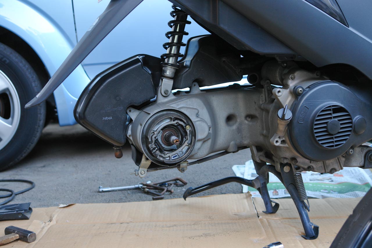 suzuki アドレスV125G.(2005年/K5モデル。排ガス規制前モデル)。タイヤ交換画像