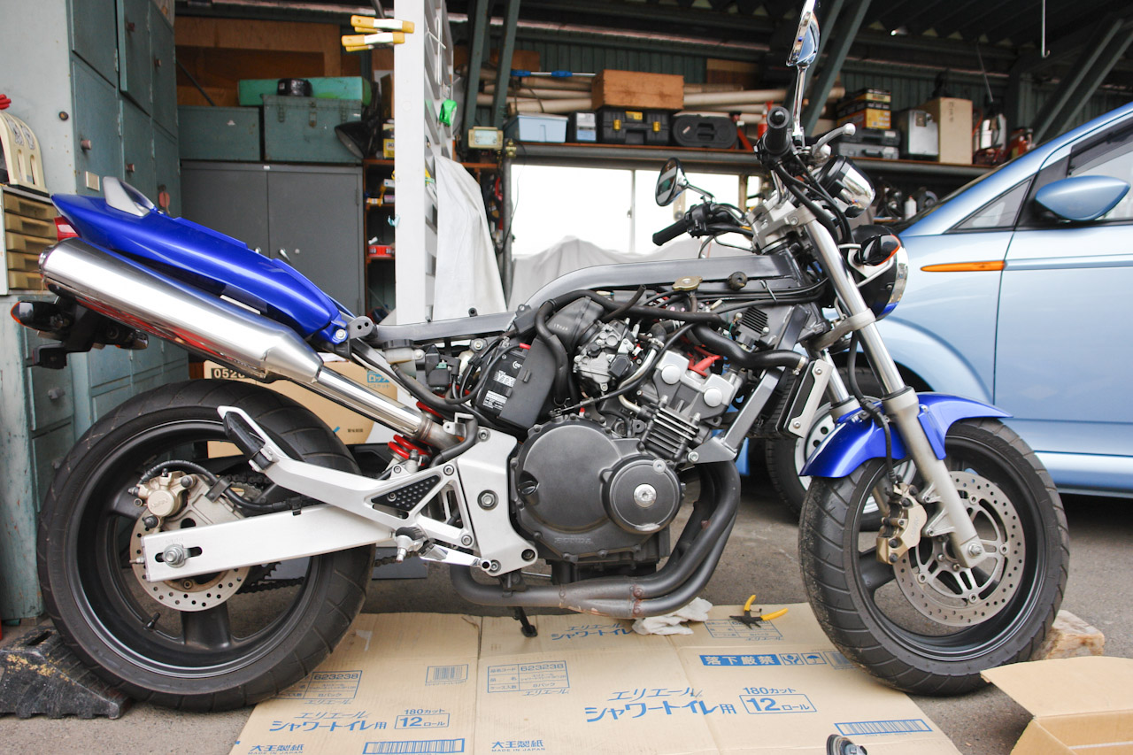 ホンダホーネット(honet CB205F)を修理してみる6ガソリンタンクを取ったあと