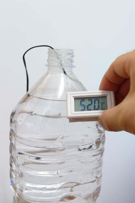 コンプレッサーの熱だけで1.5リットルのペットボトルは52度になった
