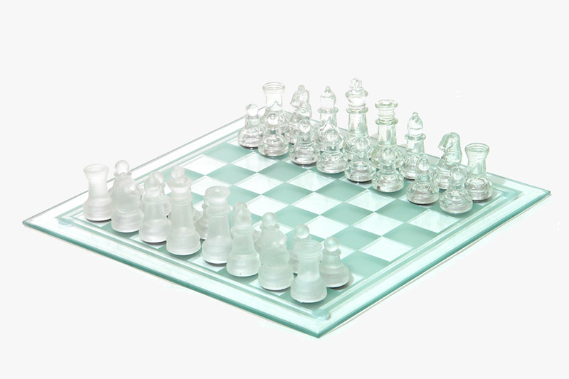 ガラスで出来たチェス：トイザらスで購入。「グラスチェスセット・パビリオン」という名前で販売してます。透明でキレイです。
