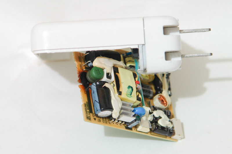 apple,airmac express,M9470J/A,A1089,部品が爆発して基板が焼き付いている