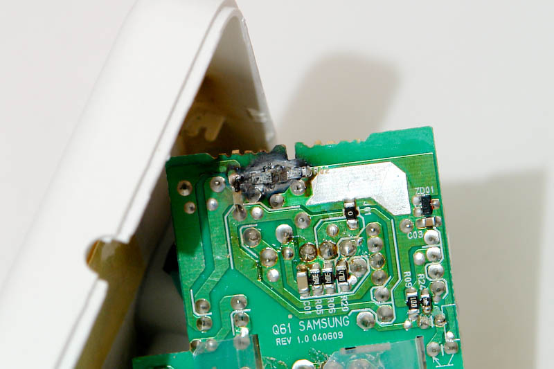 apple,airmac express,2007,部品が爆発して基板が焼き付いている　その２