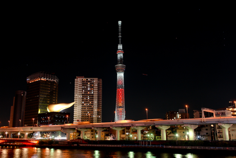 スカイツリー2013年クリスマスバージョンをうんこビルと一緒にパシャッ