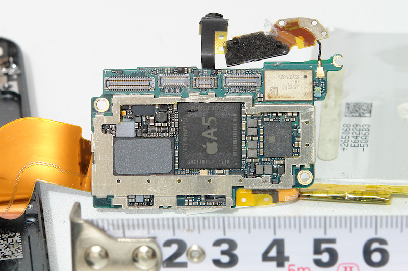 ipod touch 5 (32GB) MD723J/A。CPUはA5で非常に小さい