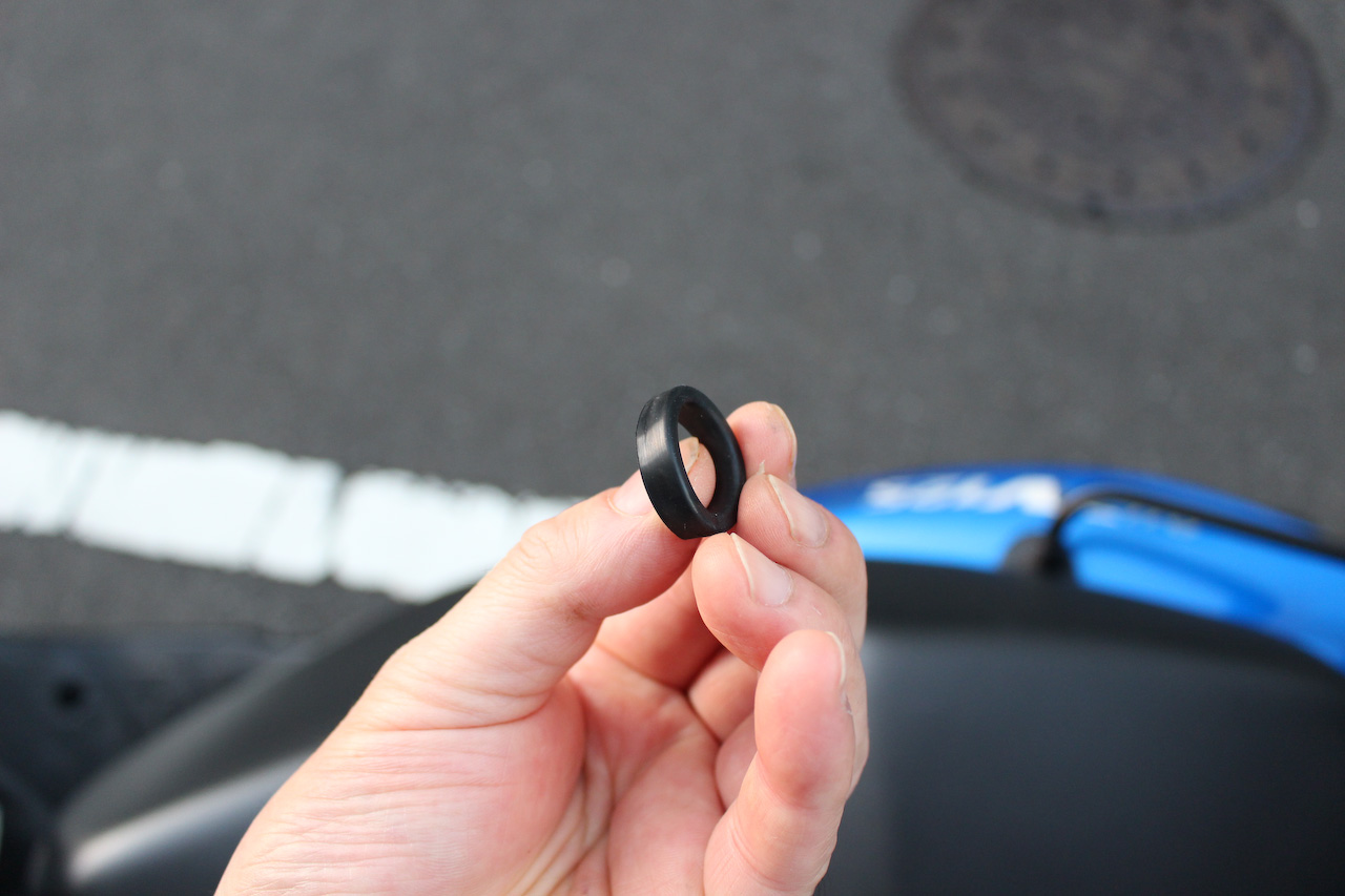 addressv125s メーター周りのビビリ音をなくす2