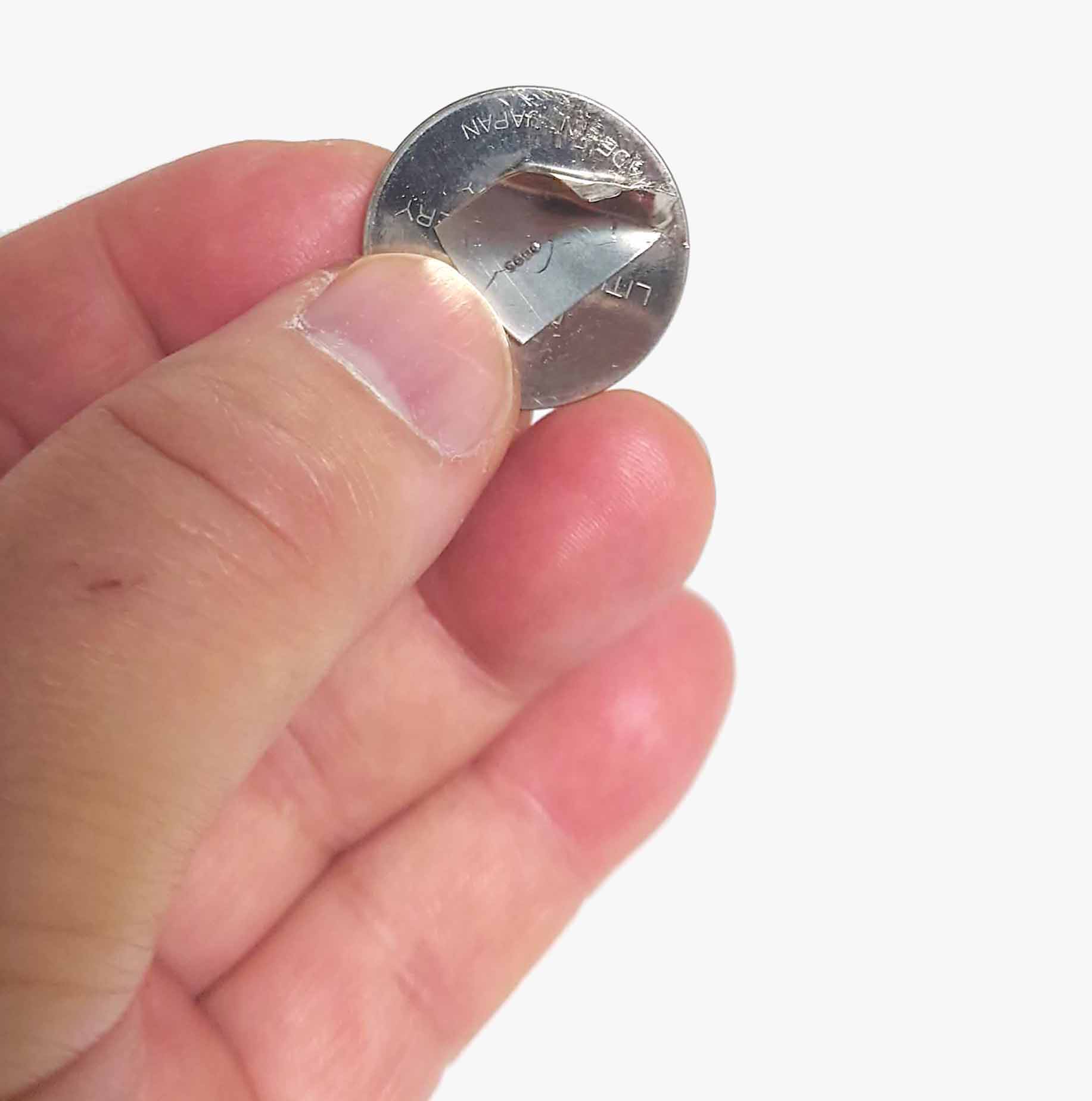 富士通のワープロ OASYS LX-4500が出てきましたが、内蔵バッテリーが放電していた上に、マザボに固定されていたので、それをちぎり、自分で交換できるようにしました