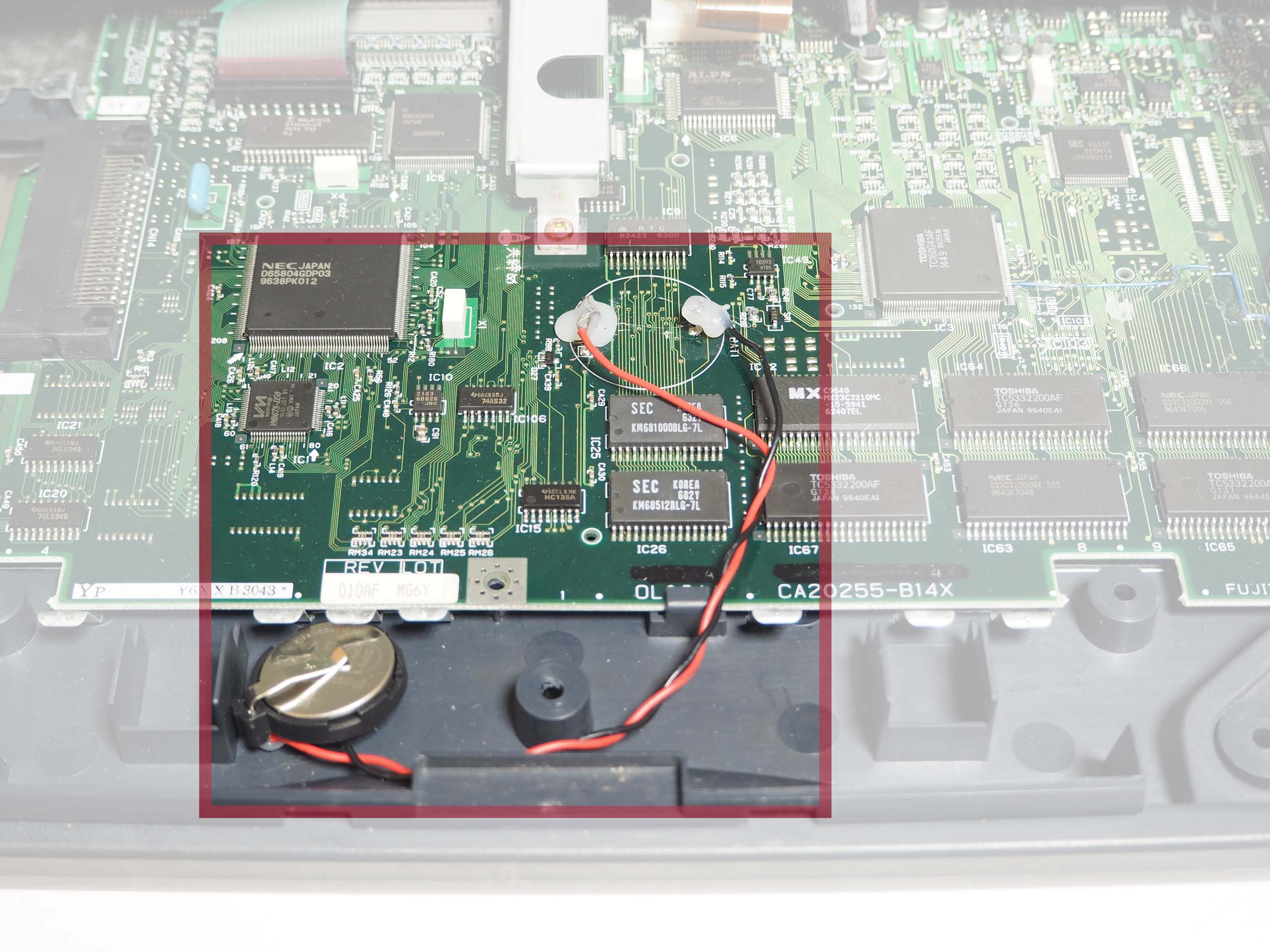 富士通のワープロ OASYS LX-4500が出てきましたが、内蔵バッテリーが放電していた上に、マザボに固定されていたので、それをちぎり、自分で交換できるようにしました